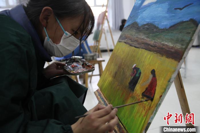 圖為學(xué)生跟著老師學(xué)習(xí)繪畫?！『F龍 攝