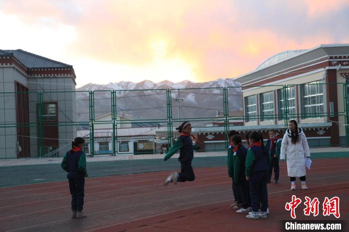 圖為學(xué)生們開展社團(tuán)活動(dòng)。　胡貴龍 攝