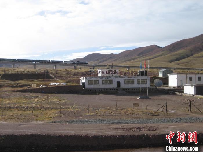 圖為青藏鐵路通車后列車經(jīng)過中鐵西北院風(fēng)火山觀測站。(資料圖) 中鐵西北科學(xué)研究院供圖