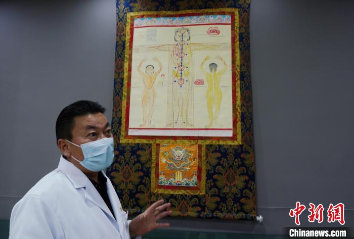 圖為興海縣藏醫(yī)院院長介紹藏醫(yī)四部醫(yī)典詳實圖?！●R銘言 攝