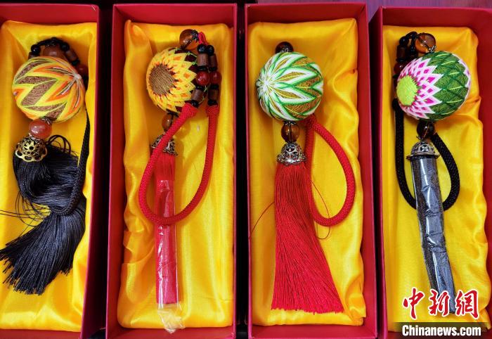 圖為藏繡手工藝品?！∑钤鲚?攝
