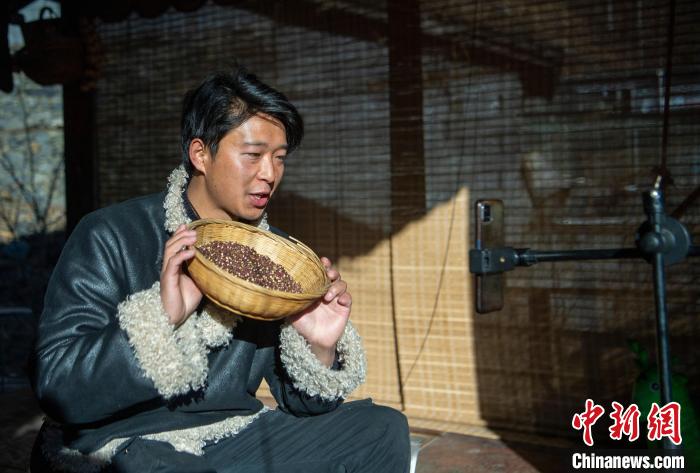 洛桑在鏡頭前介紹家鄉(xiāng)特產?！⒅铱?攝