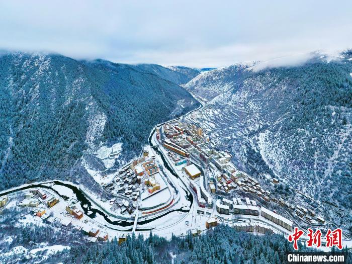 壤塘的雪后美景?！∪捞量h融媒體中心供圖