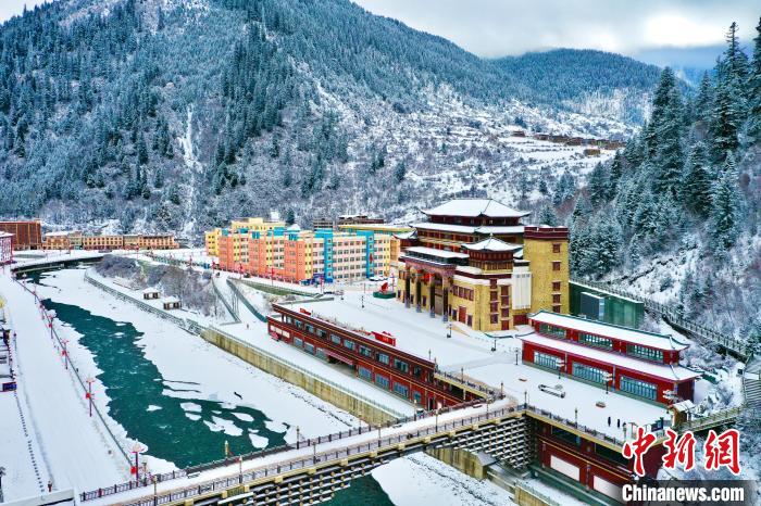 壤塘的雪后美景?！∪捞量h融媒體中心供圖