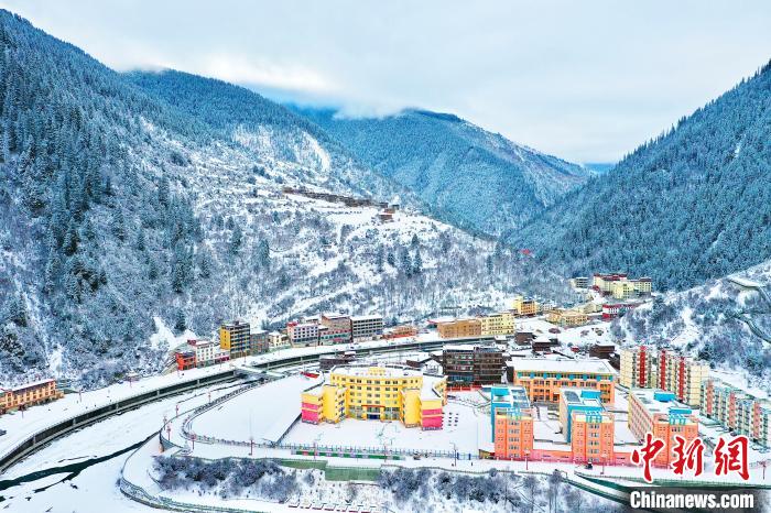 壤塘的雪后美景?！∪捞量h融媒體中心供圖