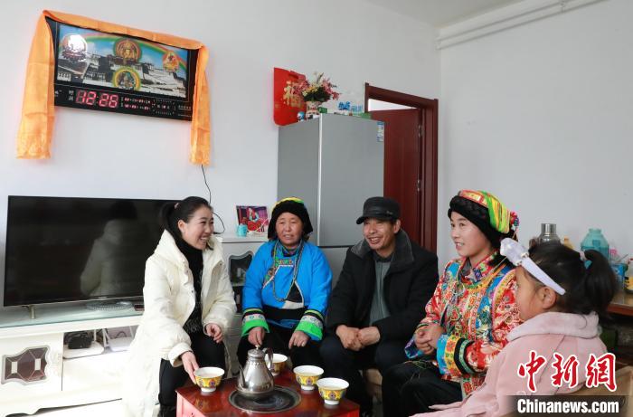 新家是兩層小樓房，一樓布置得充滿現(xiàn)代感，喝著藏式奶茶，一家人聊著今年春節(jié)怎么過?！《∷?攝