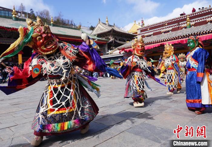 圖為塔爾寺僧侶進(jìn)行“跳欠”儀式。　馬銘言 攝