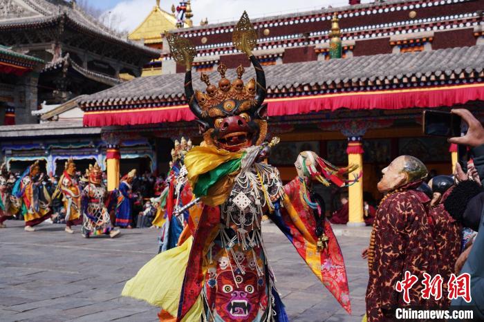 圖為塔爾寺僧侶進(jìn)行“跳欠”儀式?！●R銘言 攝