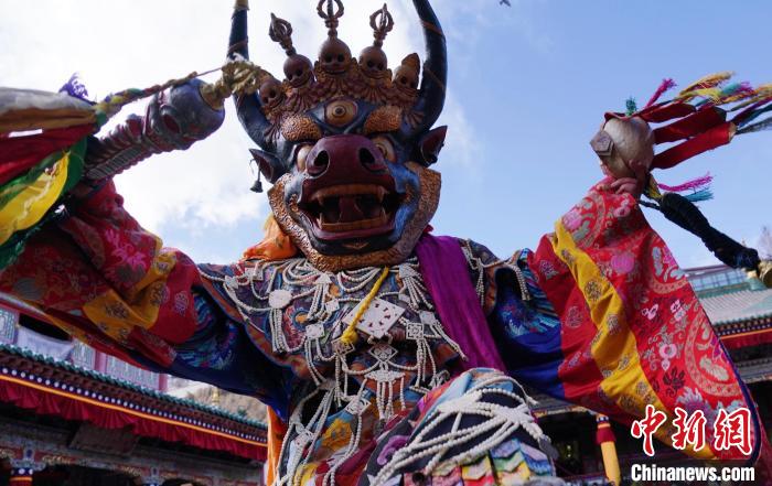 圖為塔爾寺僧侶進(jìn)行“跳欠”儀式?！●R銘言 攝