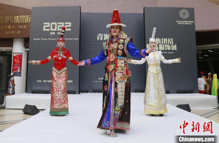 圖為模特展示蒙古族服飾?！●R銘言 攝