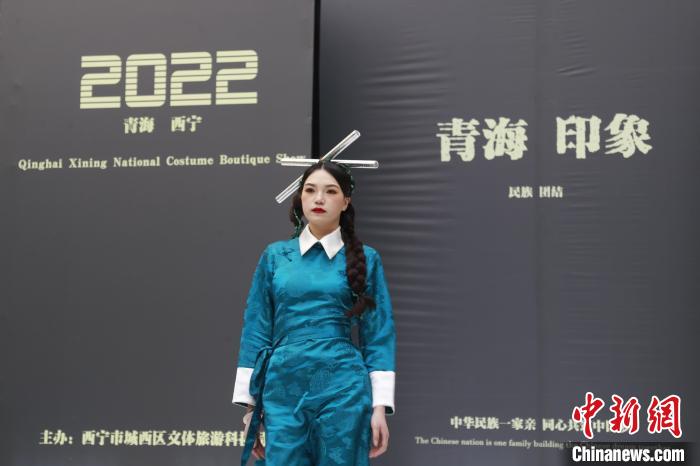 圖為模特展示少數(shù)民族服飾?！●R銘言 攝