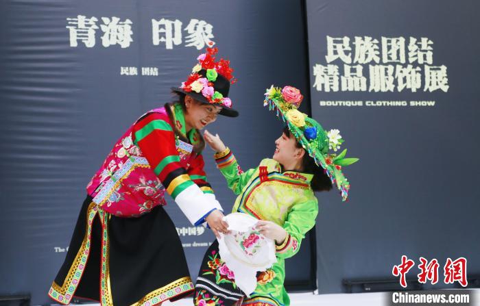圖為模特身穿土族服飾進行“土族刺繡”表演?！●R銘言 攝