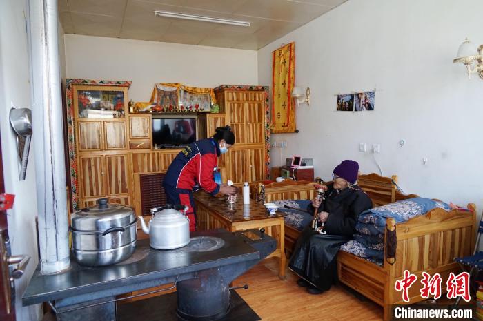 圖為敬老院護(hù)工為老人打掃屋內(nèi)衛(wèi)生。　馬銘言 攝