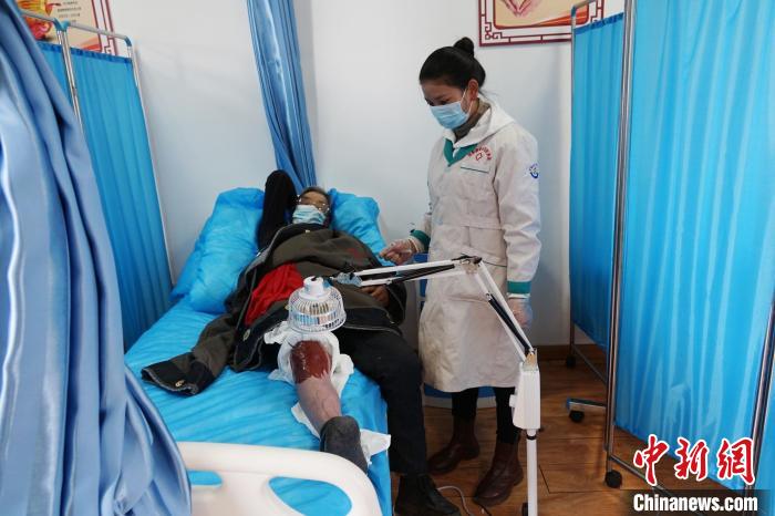 圖為敬老院醫(yī)生用藏藥為老人進(jìn)行治療。　馬銘言 攝