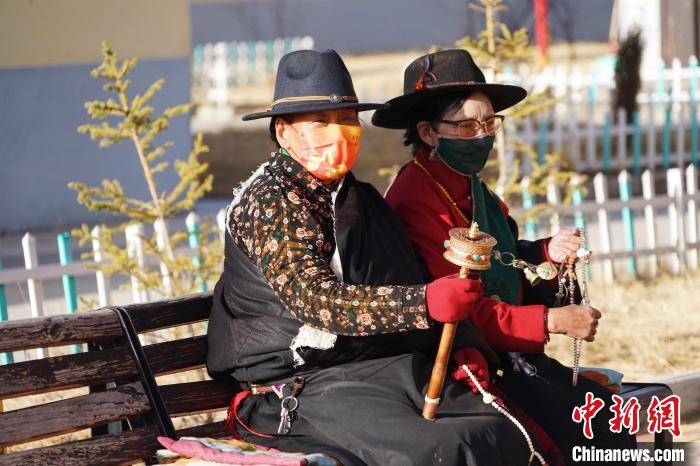 圖為敬老院老人在院內(nèi)曬太陽(yáng)轉(zhuǎn)經(jīng)桶。　馬銘言 攝