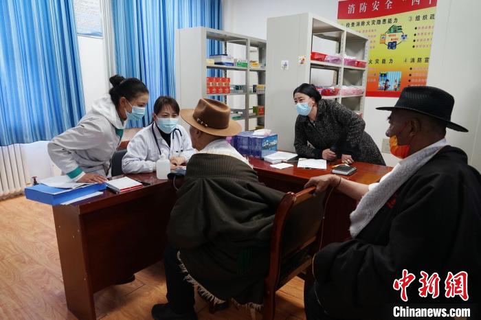 圖為骨科醫(yī)生為敬老院老人們進(jìn)行集中檢查?！●R銘言 攝