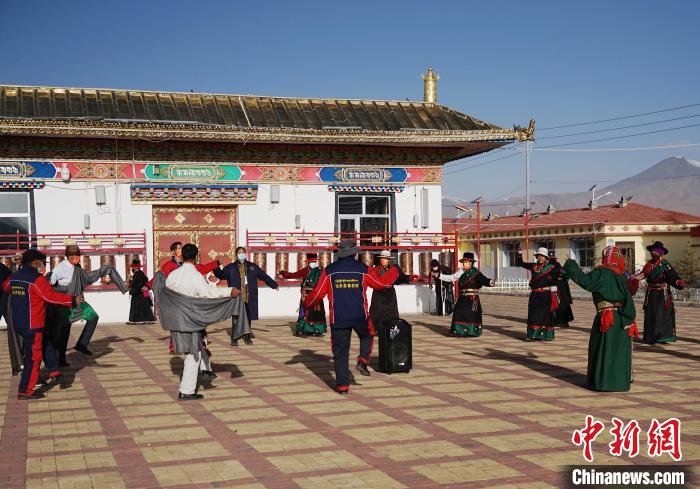 圖為老人們飯后跳起歡快的鍋莊舞蹈?！●R銘言 攝