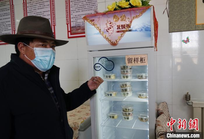 圖為敬老院院長(zhǎng)德高介紹，老人們的三餐均有留樣記錄。　馬銘言 攝