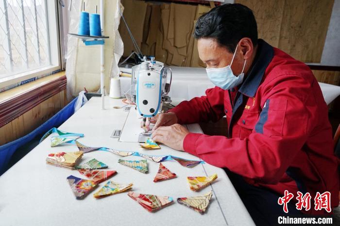 圖為工人正在制作藏式手工藝品?！●R銘言 攝