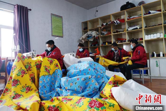 圖為工人們正在制作帳篷。　馬銘言 攝