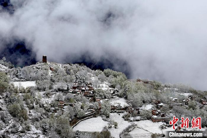 雪后的藏寨和碉樓構(gòu)成美麗的雪景。　降初澤郎 攝