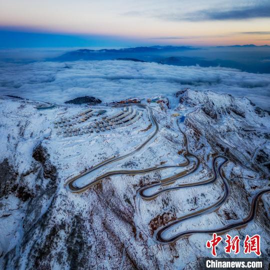 雪后的牛背山山頂和崎嶇的公路?！±顒P 攝