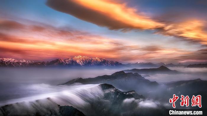 牛背山霞光。　文友琪 攝