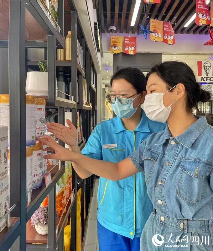 顧客可以在川內(nèi)中國石油加油站便利店內(nèi)選購到品質(zhì)純正的紅原奶粉。張霞攝