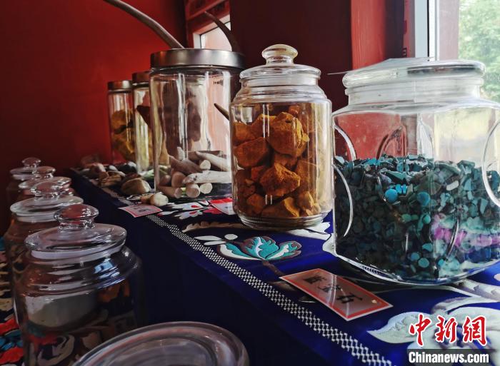 圖為唐卡繪畫礦物顏料展示?！?zhí)砀?攝