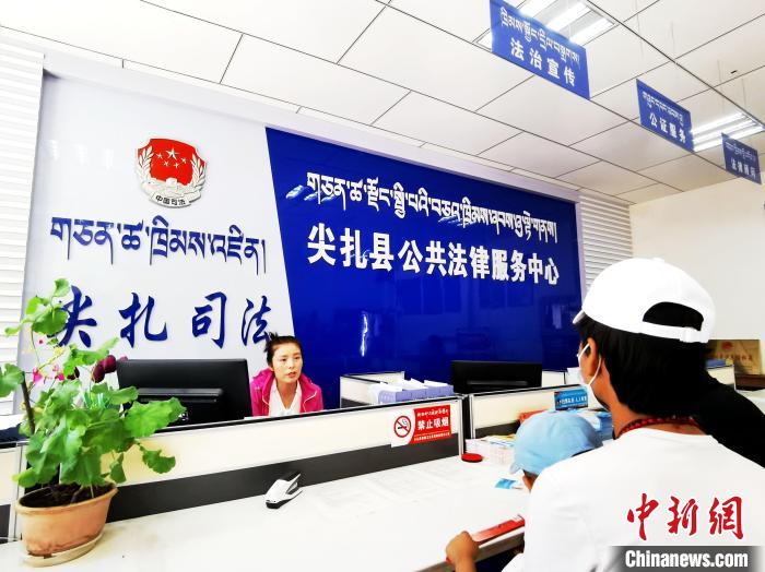 （人民幸福生活）探訪(fǎng)青海尖扎法律援助中心：應(yīng)援盡援，給弱勢(shì)群體筑法律后盾