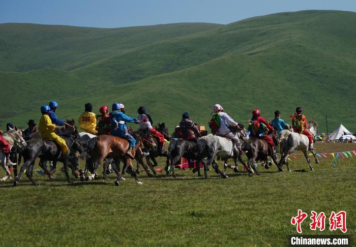圖為選手進行3000米賽馬比賽。　馬銘言 攝