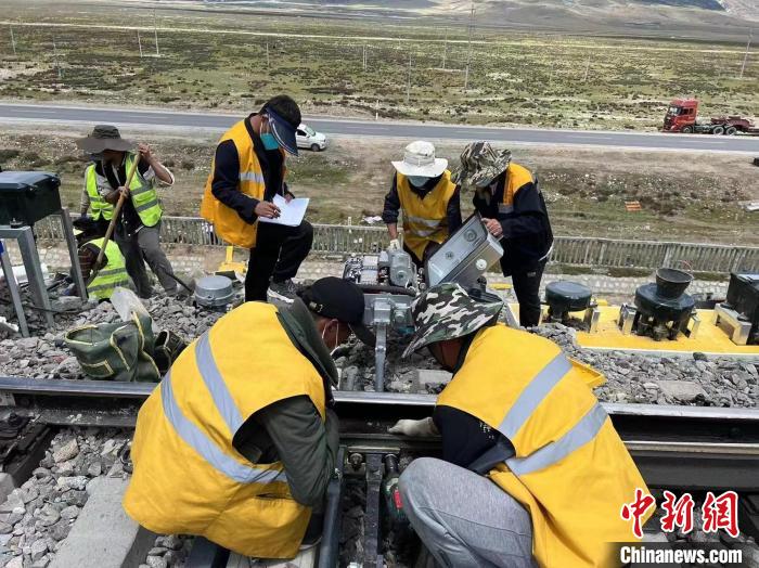 圖為青藏鐵路基礎(chǔ)設(shè)施“升級(jí)換代”施工現(xiàn)場(chǎng)?！‖F(xiàn)場(chǎng)作業(yè)人員供圖