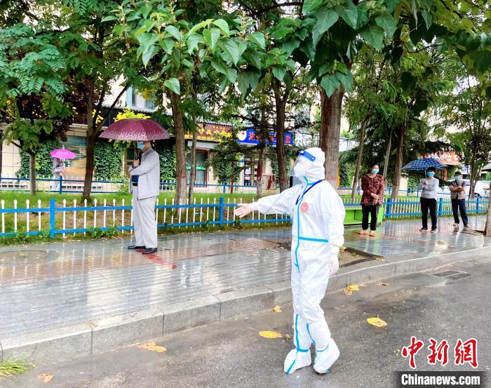 高原小城青海尖扎抗疫見聞：柔肩亦可擔(dān)重任，夫妻檔聞令而動(dòng)