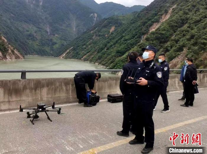 民警組成的搜尋隊(duì)利用無人機(jī)在震區(qū)開展空中巡查?！「首沃莨簿止﹫D