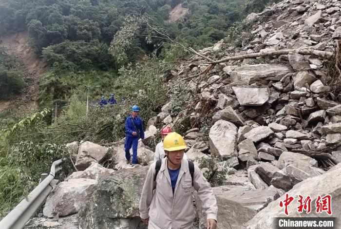電力搶險人員徒步通過垮塌路段?！∷拇娏﹫D