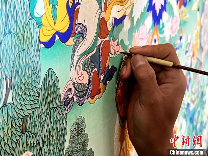 圖為畫師繪畫唐卡。　馬文莉 供圖