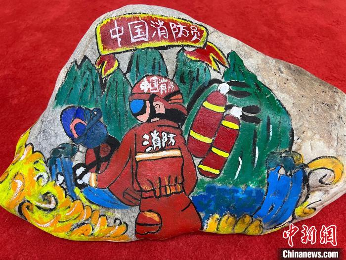 圖為玉樹消防指戰(zhàn)員創(chuàng)作的石頭畫作品《沖鋒有我》。　孫瑞祥 攝