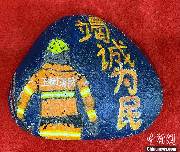 圖為玉樹消防指戰(zhàn)員創(chuàng)作的石頭畫作品《逆行在路上》?！O瑞祥 攝