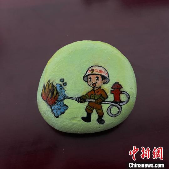 圖為玉樹消防指戰(zhàn)員創(chuàng)作的石頭畫作品《小小消防員》。　孫瑞祥 攝