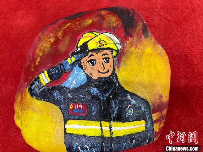 圖為玉樹消防指戰(zhàn)員創(chuàng)作的石頭畫作品《請(qǐng)祖國(guó)和人民放心》。　孫瑞祥 攝