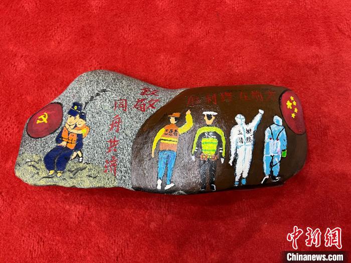 圖為玉樹消防指戰(zhàn)員創(chuàng)作的石頭畫作品《致敬“抗疫戰(zhàn)線”逆行的所有人》?！O瑞祥 攝