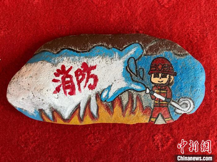 圖為玉樹消防指戰(zhàn)員創(chuàng)作的石頭畫作品《永遠(yuǎn)沖鋒在前》?！O瑞祥 攝