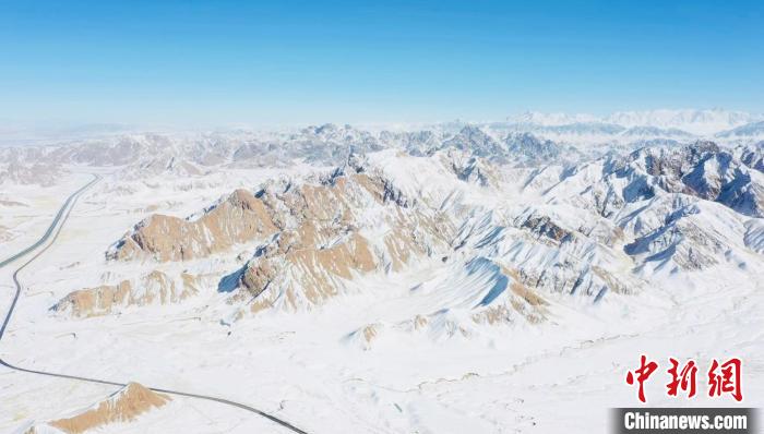 圖為無(wú)人機(jī)航拍高原雪景?！《继m縣融媒體中心供圖