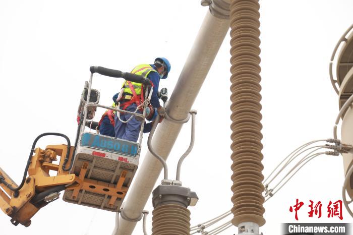 圖為國網青海超高壓公司變電檢修人員正在開展設備檢修工作?！≈煲闳?攝