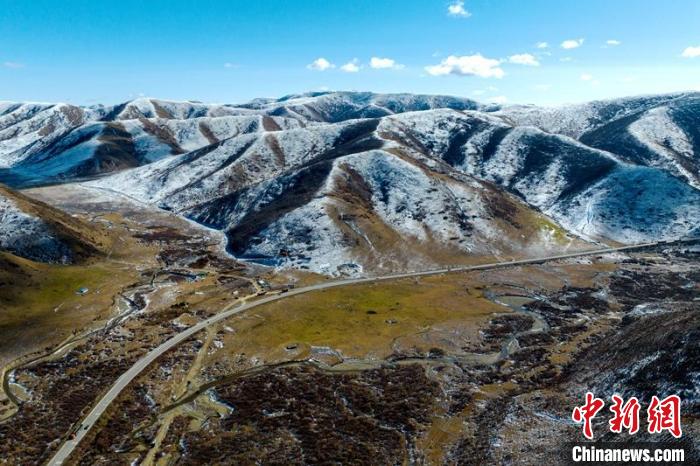 西成高鐵紅原2號隧道出口附近山頭已被雪覆蓋。　劉忠俊 攝