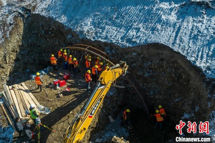 西成高鐵紅原2號隧道出口工人師傅正在進行導向墻、管棚施工作業(yè)。　劉忠俊 攝