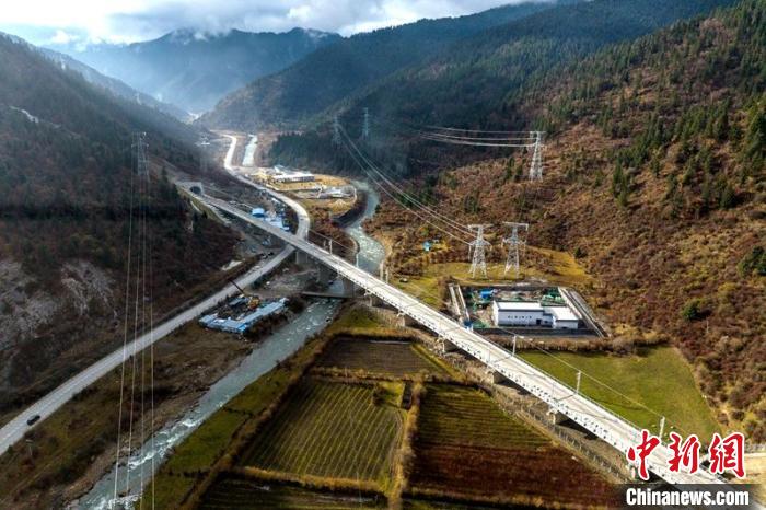 穿越山谷的成蘭鐵路川主寺至黃勝關(guān)段?！⒅铱?攝