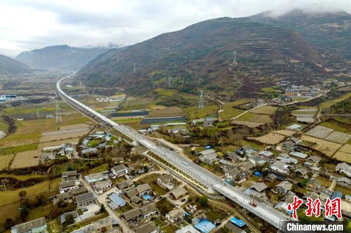 成蘭鐵路松潘右所屯岷江雙線特大橋。　劉忠俊 攝