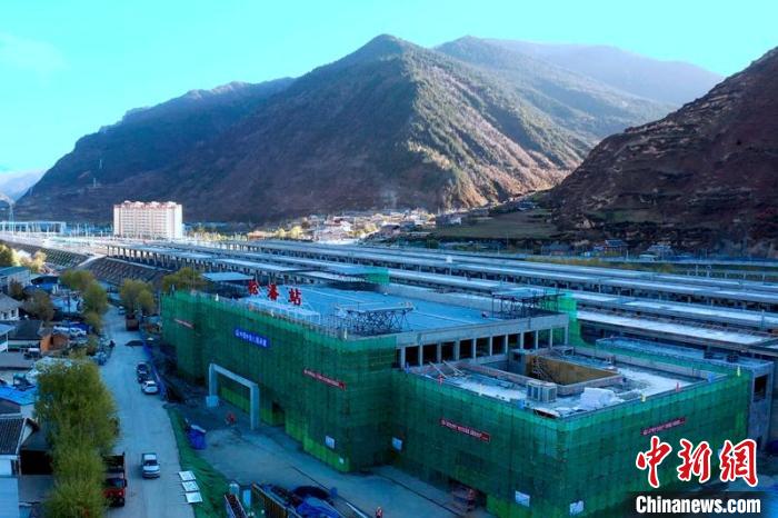 正在建設(shè)中的成蘭鐵路松潘站?！⒅铱?攝