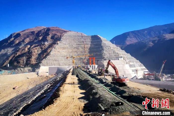 巴塘水電站大壩封頂現(xiàn)場(chǎng)?！≈袊材艿谌こ叹止﹫D